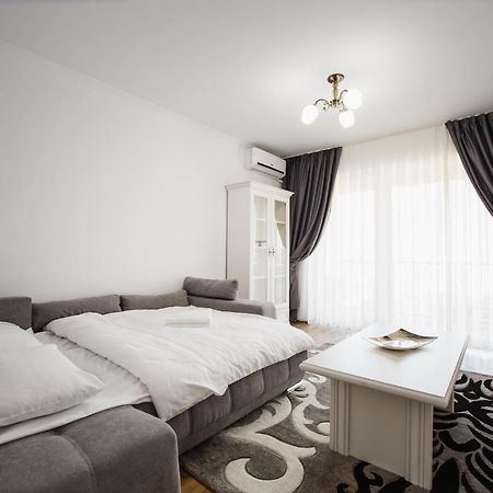Bright & Elegant Central Apartment Oradea Bagian luar foto