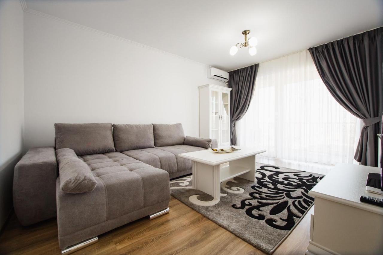 Bright & Elegant Central Apartment Oradea Bagian luar foto